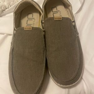 Barely worn size 9 hey dudes